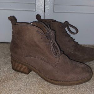 Suede light brown little booties 🌲🐻